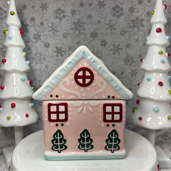 Sand And Fog Pastel Pink Gingerbread Home Ceramic Home Crushed Candy Cane Candle - Picture 1 of 12